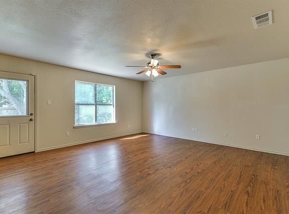 4th image of 210 W Volunteer Dr