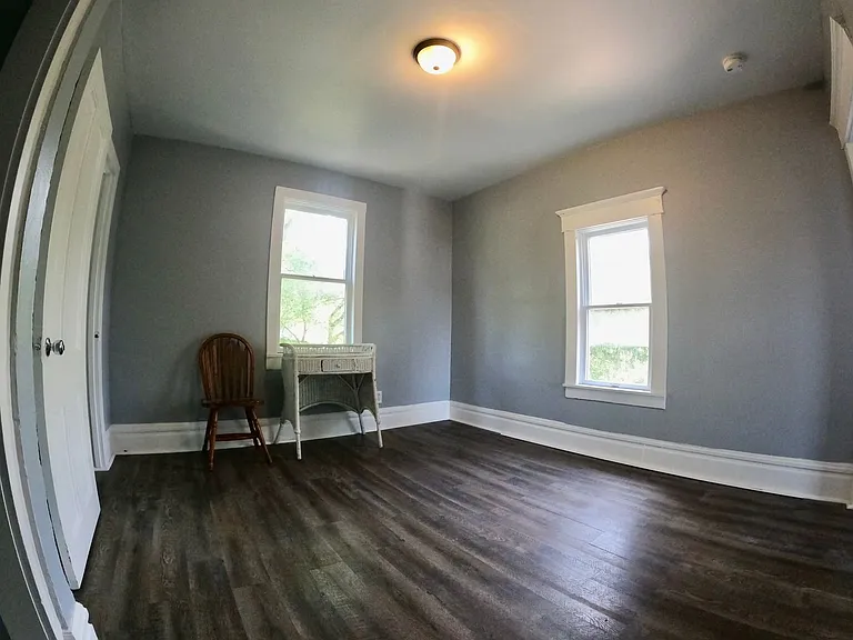 742 Broadway St — Photo 5