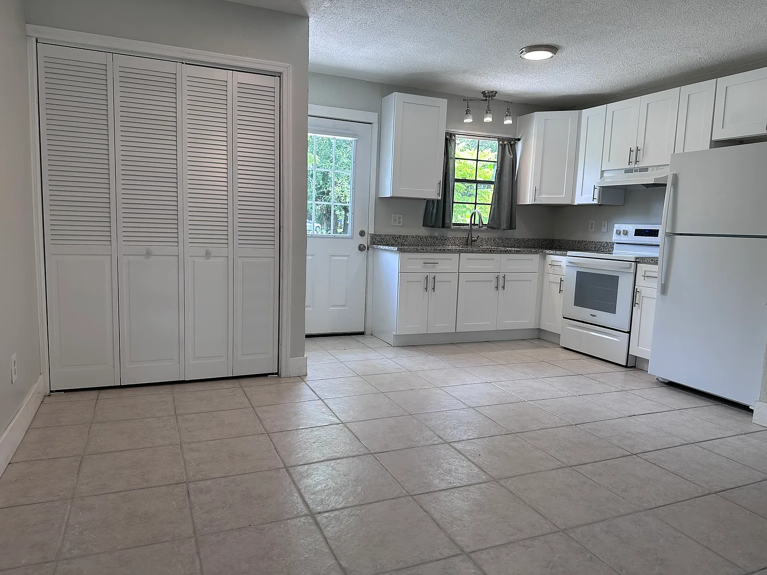 907 Royal Oak Ct — Photo 2
