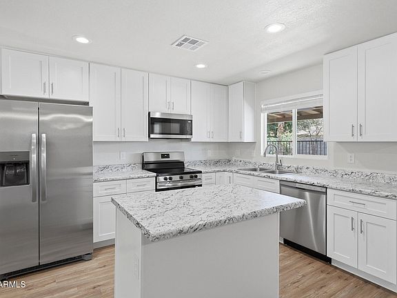 3rd image of 9001 W CINNABAR Avenue