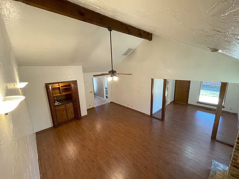 13' vaulted ceiling