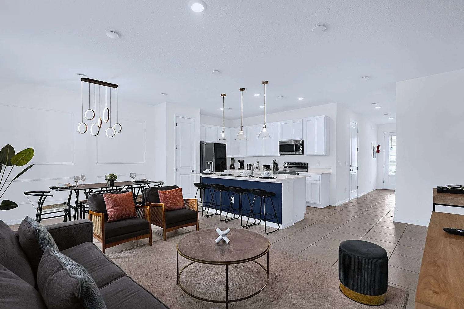 3 bed, 2.0 bath, 1571 sqft, $2,434 — Photo 2