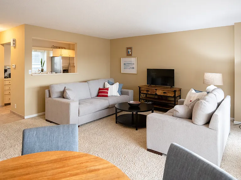 214 N Harbor Dr — Photo 2