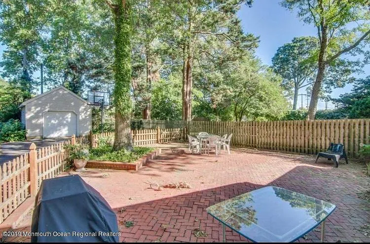 102 Lake Dr — Photo 13
