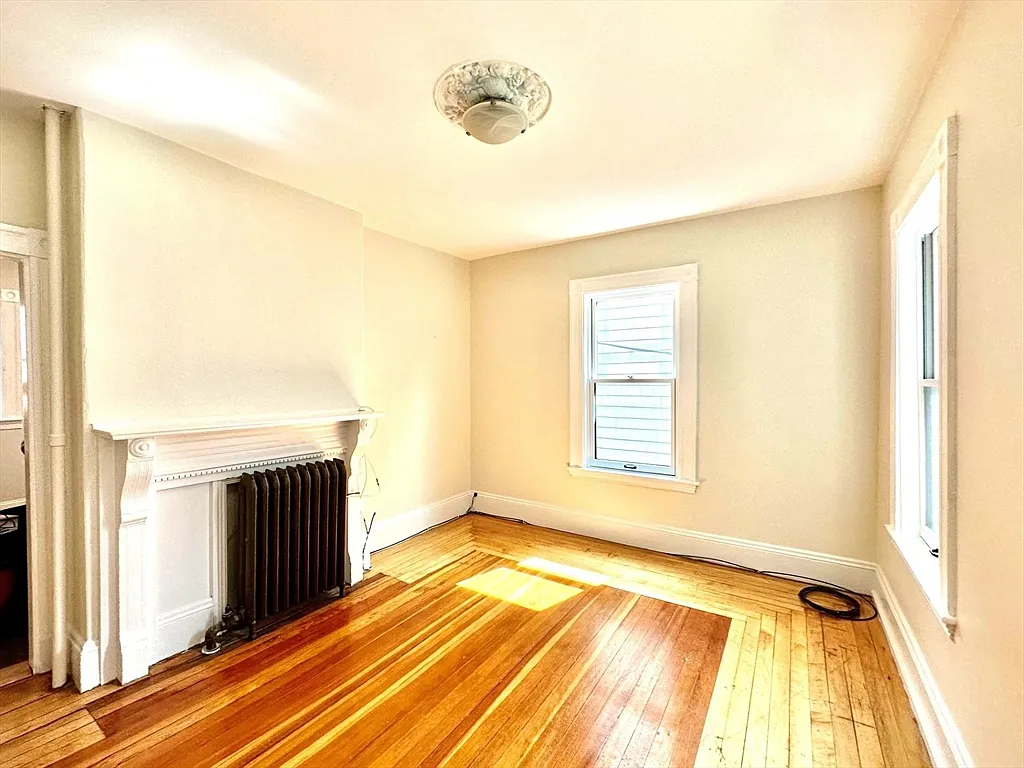 3 bed, 1.0 bath, 1200 sqft, $4,500 — Photo 3