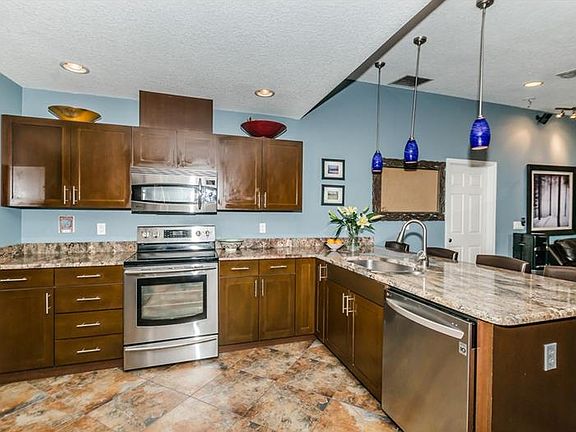 3rd image of 860 Harbor Hill Dr