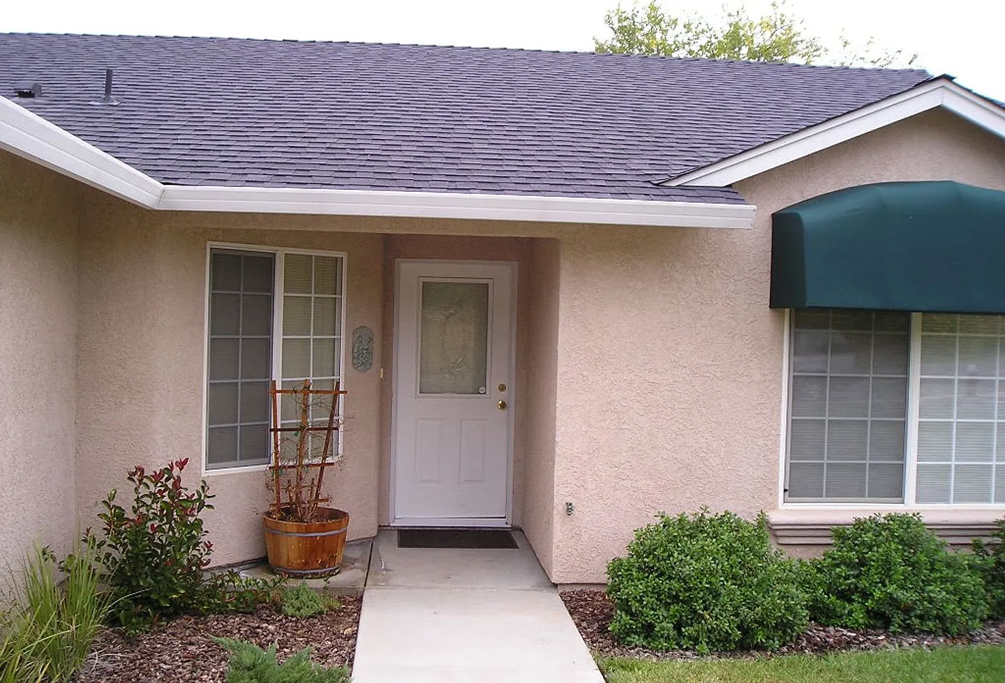 Beautiful 3 Bed 2 Bath House Located In The Westgate Village Subdivision — Photo 2
