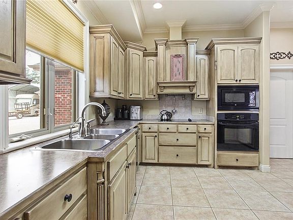 5th image of 2157 Forest Way Blvd