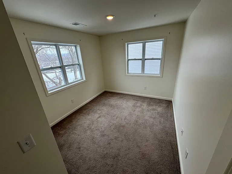 1047 Broadway - Modern Two Bedroom Apartments — Photo 4