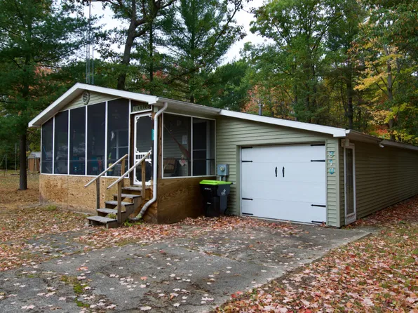 310 Walnut Ave, Roscommon, MI 48653