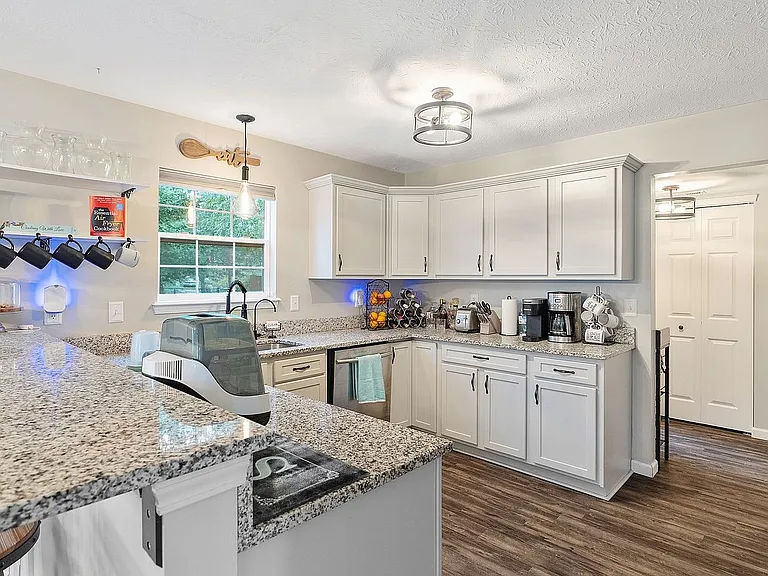 3397 Yorkshire Dr — Photo 9