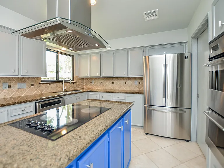 1702 Cherry Bend Dr — Photo 1