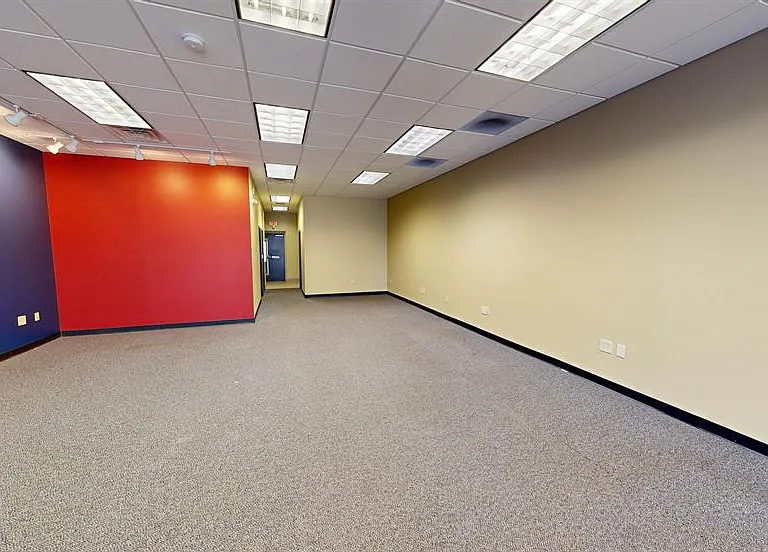 633 W Market St — Photo 1