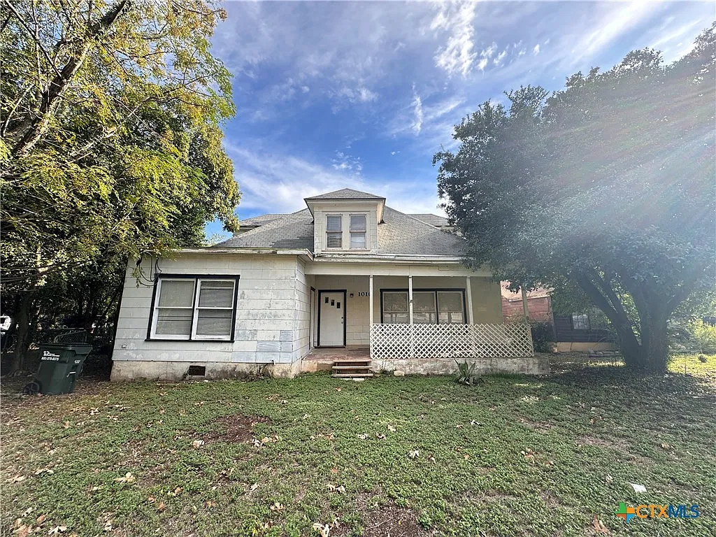 5 bed, 3.0 bath, 5261 sqft, $1,900 — Photo 1
