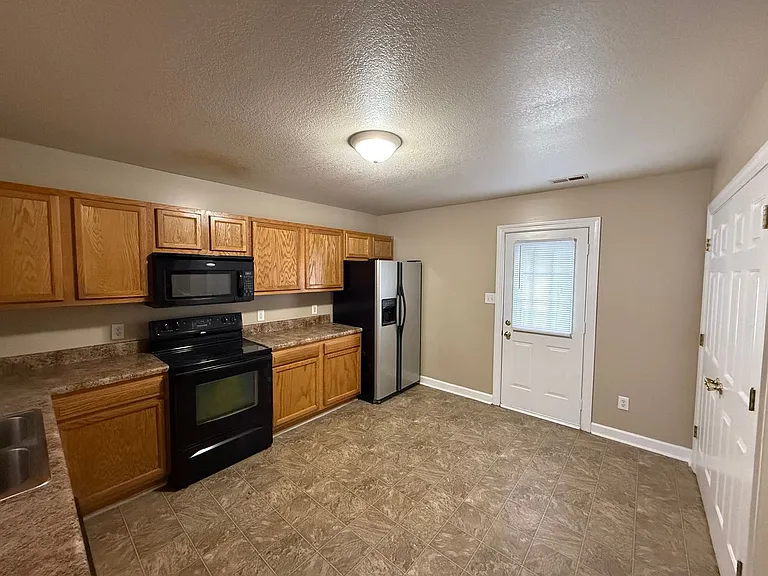 110 Ashwood Dr — Photo 3