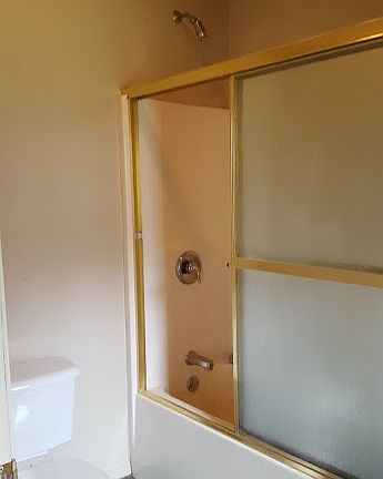 Front bathroom tub/shower