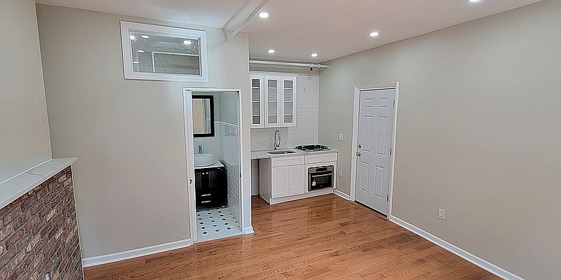 2nd image of 424 Clermont Ave #3R