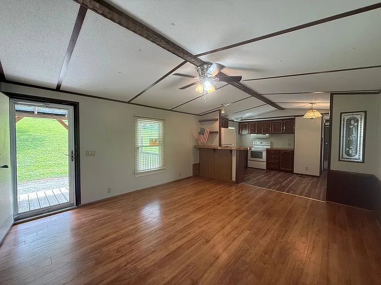 133 Patricia Ln — Photo 3
