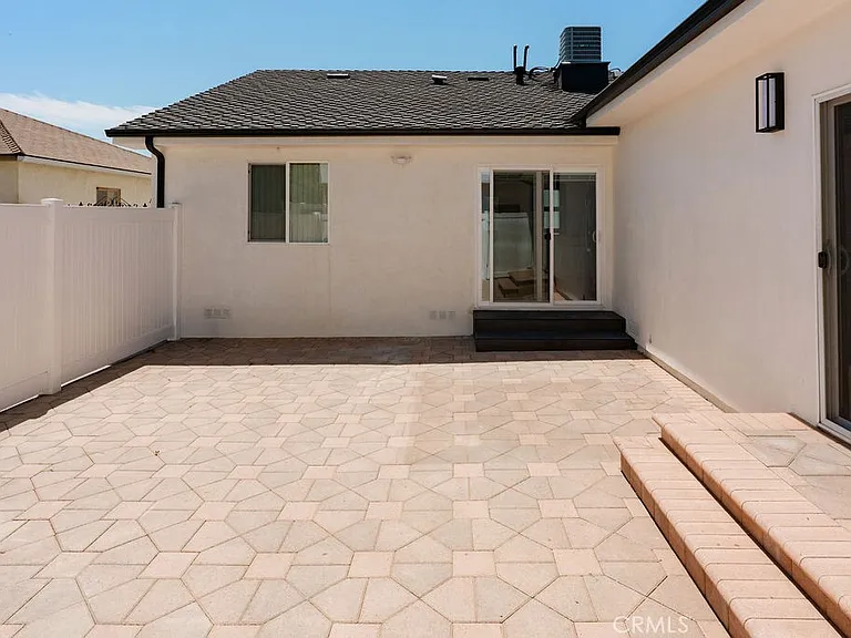 14605 Wyandotte St — Photo 51