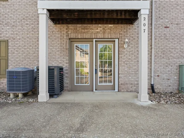 207 Colonial Club Drive, New Albany, IN 47150