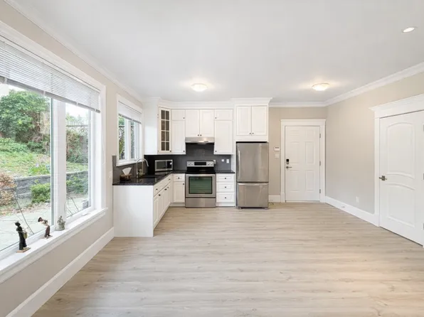 3608 Greentree Ln, North Vancouver, BC V7R 4C4