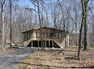 1059 NW Wild Turkey Ln, Bushkill, PA 18324