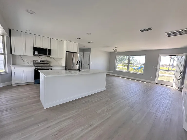 4005 SW 2nd Pl — Photo 1