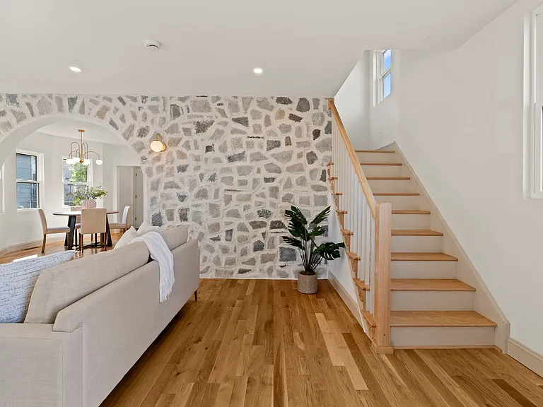 20 E Oakland Ave E — Photo 4