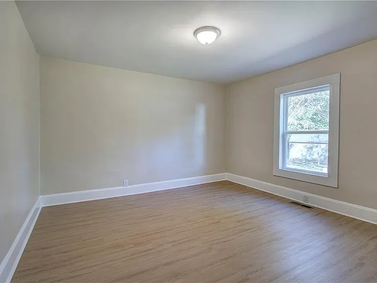 415 E 10th St SE — Photo 29