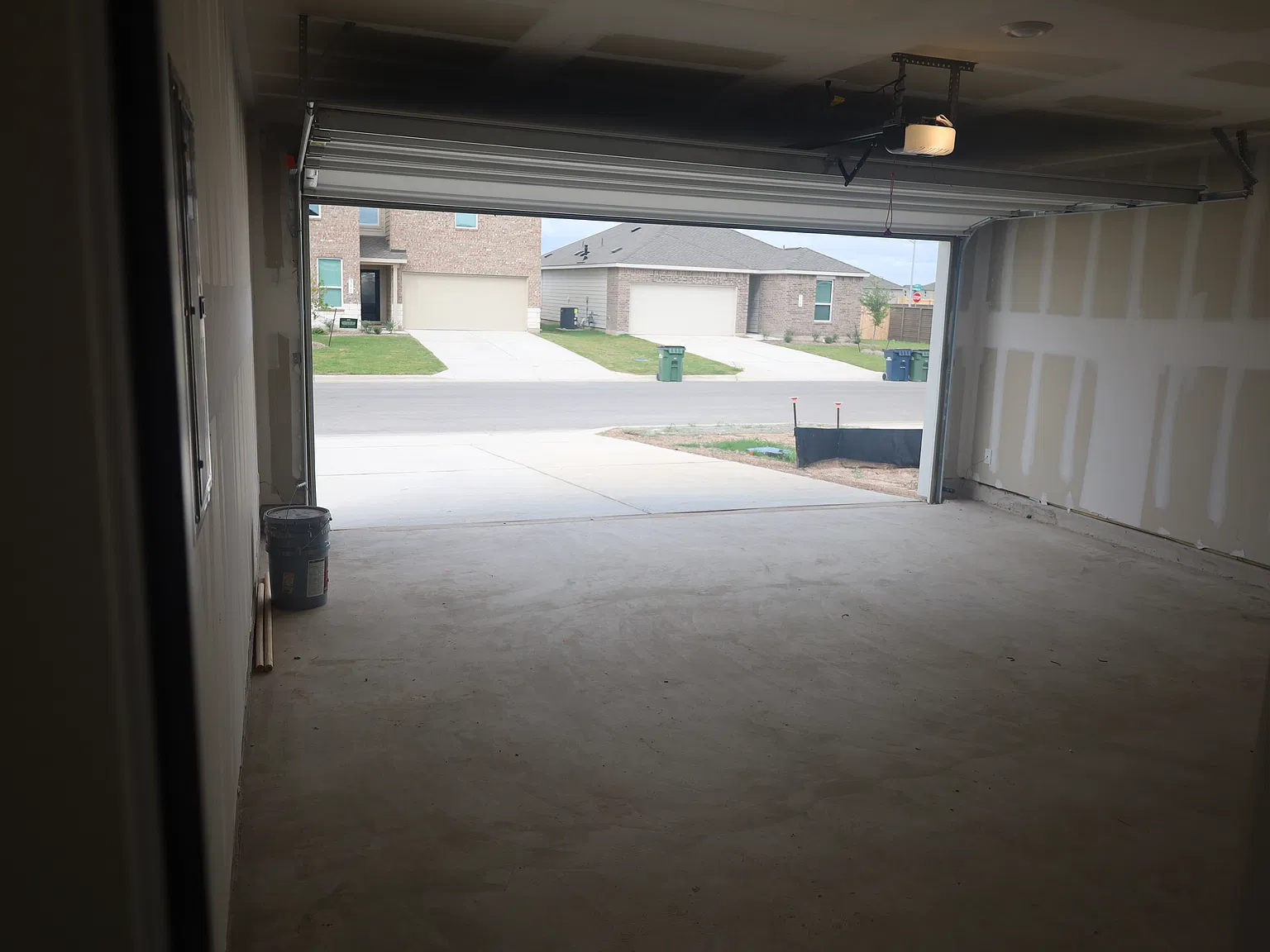 4 bed, 2.5 bath, 1692 sqft, $1,975 — Photo 3