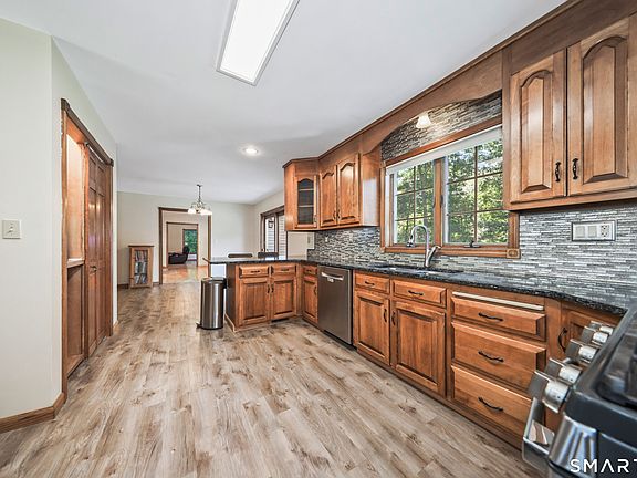 4th image of 31 Louise Avenue