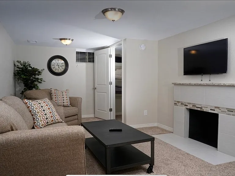 2901 Grape St — Photo 15