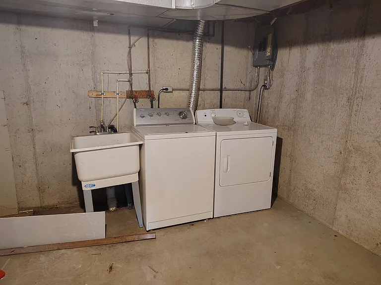 Washer and Dryer hookups in basement
(Washer and dryer belong to current tenants)