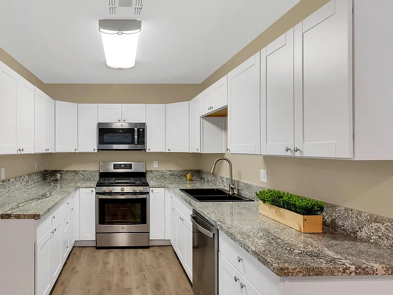 2217 E Silver St — Photo 3