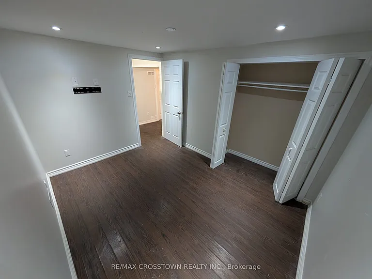 44 Smyth Cres SW — Photo 5