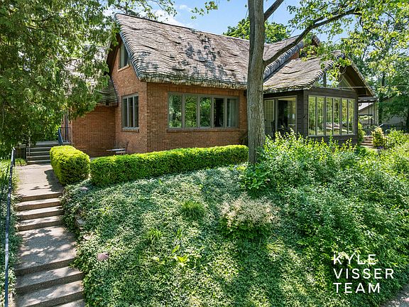 5th image of 2346 Lake Dr SE