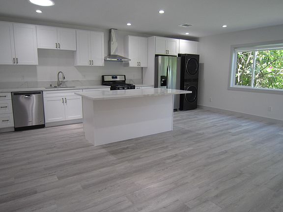2nd image of 20332 Oxnard St