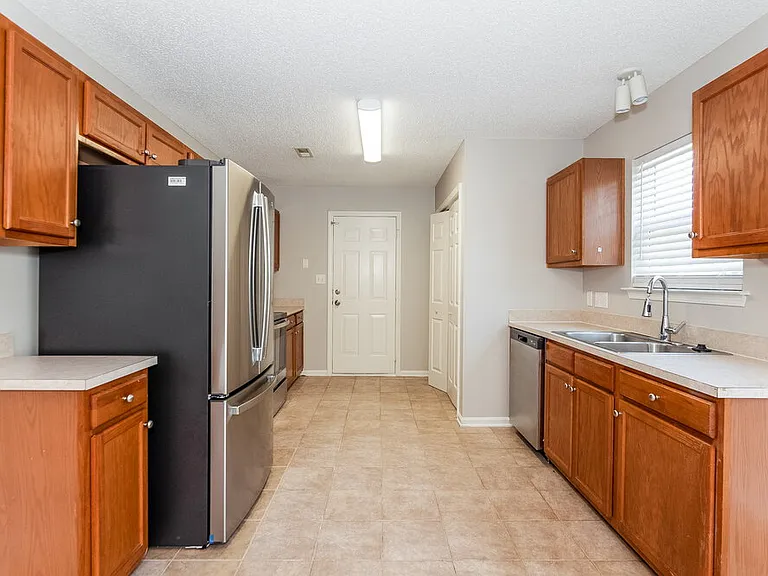 715 Almora Dr — Photo 8