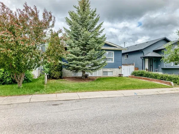 35 E Green Meadow Cres, Strathmore, AB T1P 1H4