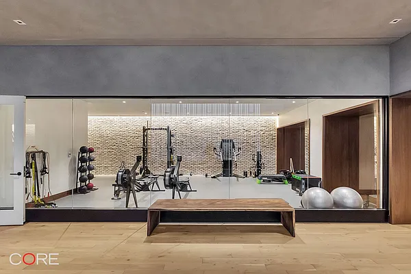 Rented by CORE | media 9