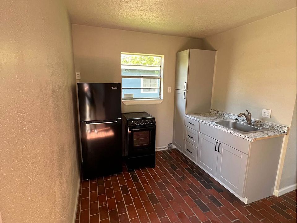 2nd image of 325A W Juarez Ave