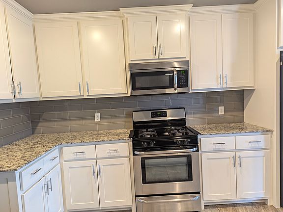 3rd image of 700 Hawthorn Way