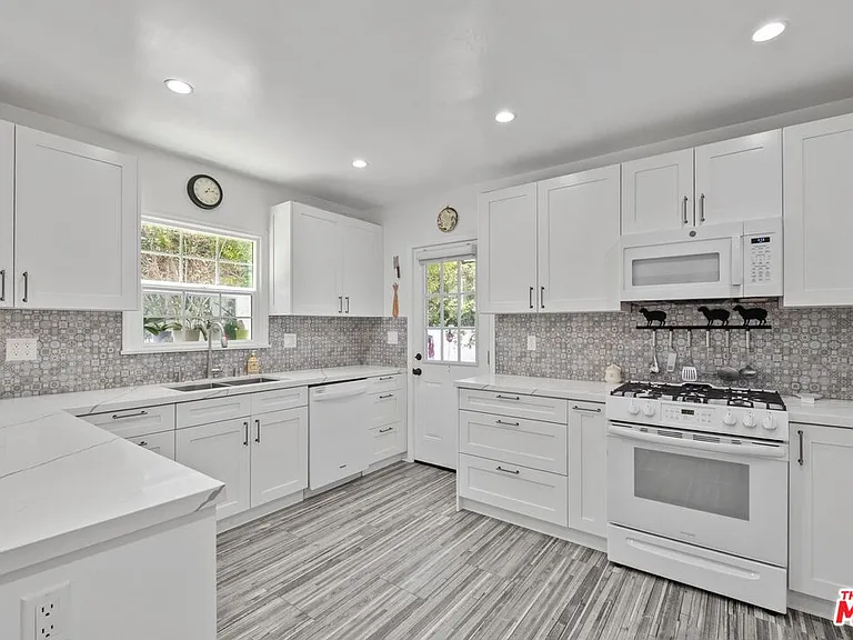 471 S Clark Dr — Photo 11