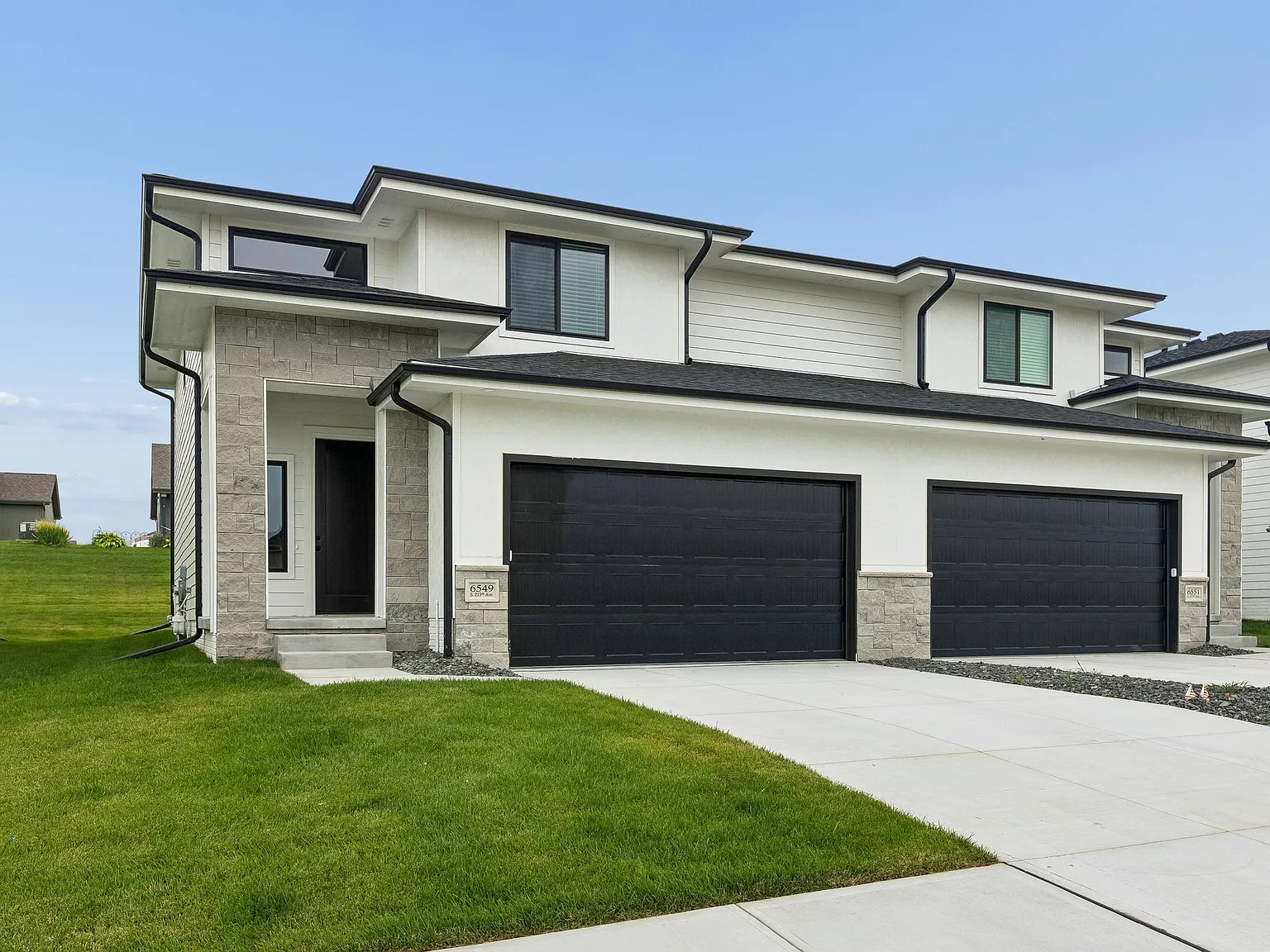 3 bed, 2.5 bath, 1816 sqft, $3,095 — Photo 2
