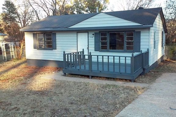 Doll house w/front porch