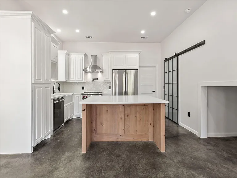 1710 Brassie St — Photo 11
