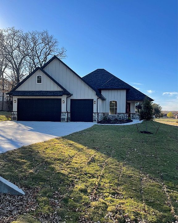 1st image of 221 Cayuga Dr