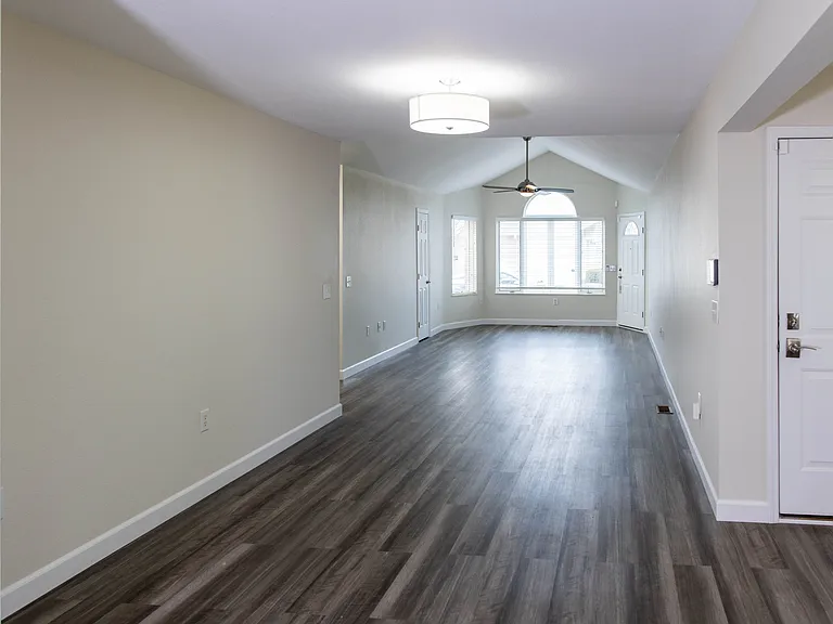 990 Hope Dr — Photo 3
