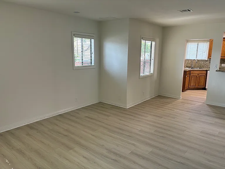 2800 W Victory Blvd — Photo 8