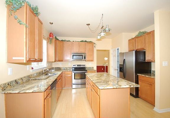 Kitchen with Granite, SS kenmore elite appliances, new light fixures, 42" cab